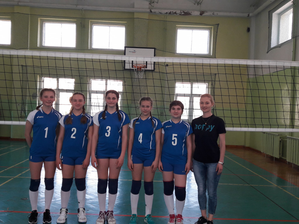 Siatkarki UKS Jedynka z awansem do fazy finałowej turnieju mini siatkówki Kinder+Sport zarówno w kategorii czwórek jak i trójek