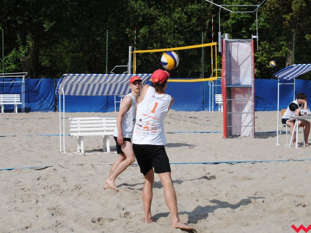 Mistrzowie Powiatu Licealiady w siatkówce plażowej dziewcząt i chłopców wyłonieni