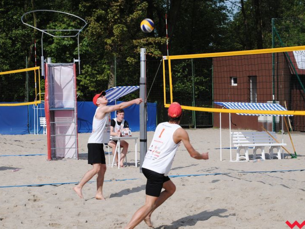 Mistrzowie Powiatu Licealiady w siatkówce plażowej dziewcząt i chłopców wyłonieni