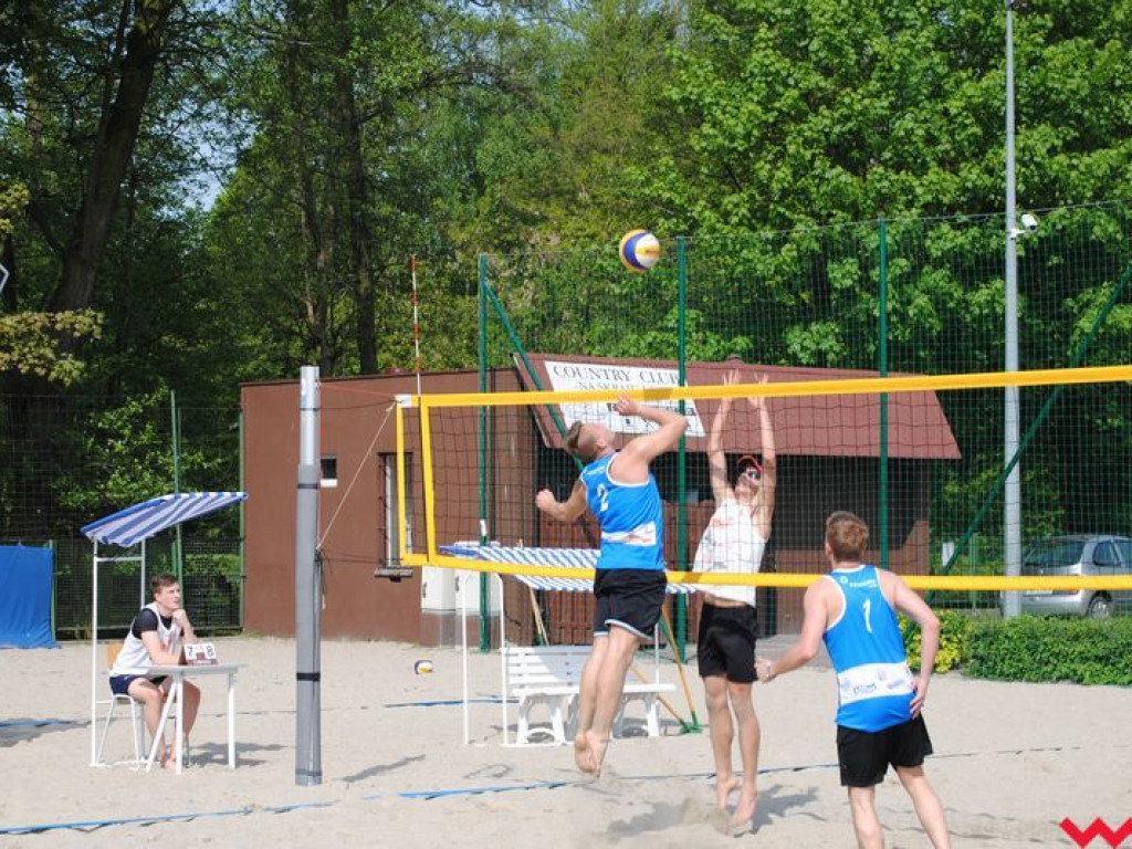 Mistrzowie Powiatu Licealiady w siatkówce plażowej dziewcząt i chłopców wyłonieni