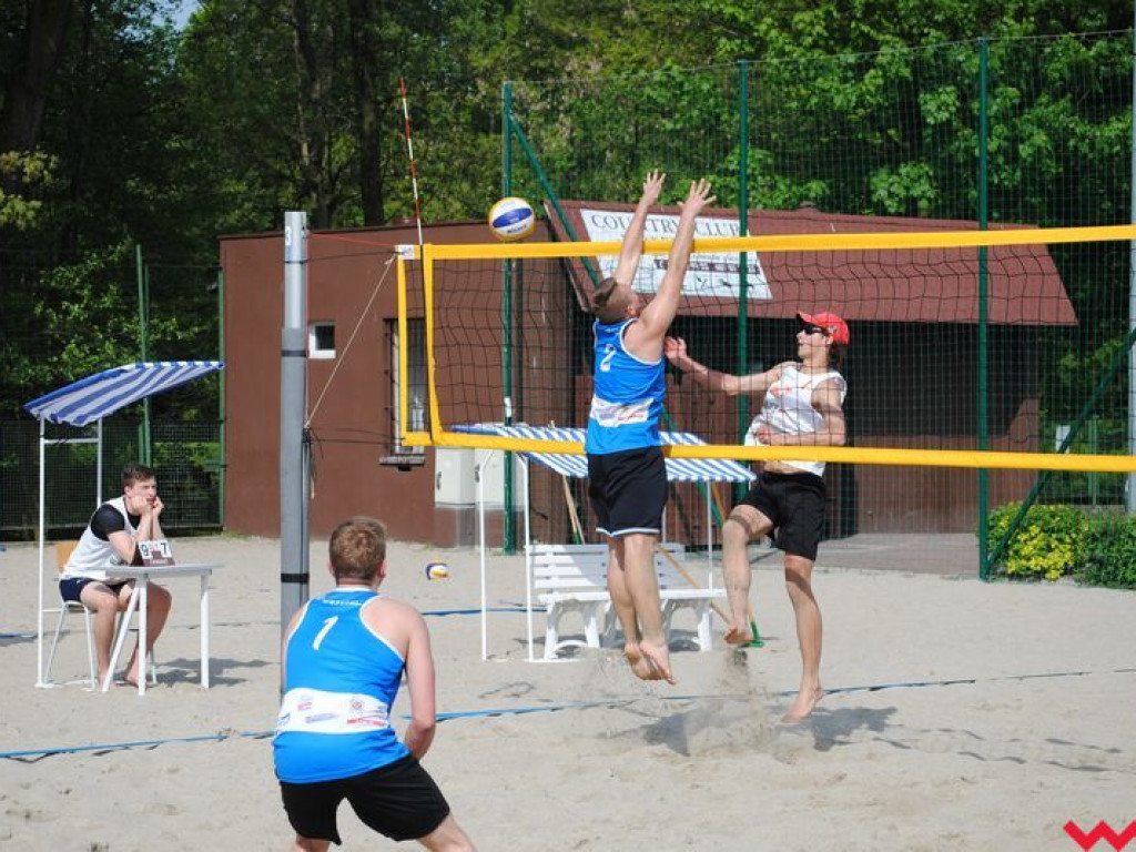 Mistrzowie Powiatu Licealiady w siatkówce plażowej dziewcząt i chłopców wyłonieni