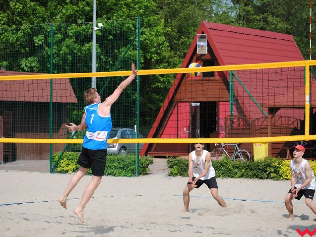 Mistrzowie Powiatu Licealiady w siatkówce plażowej dziewcząt i chłopców wyłonieni