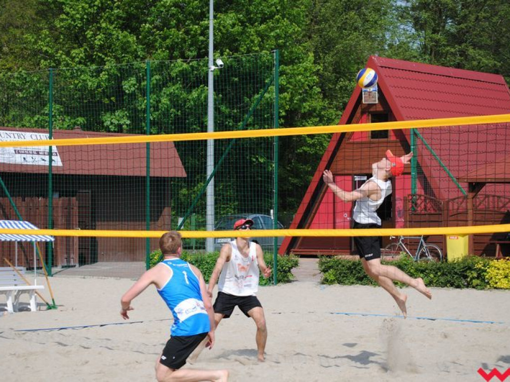 Mistrzowie Powiatu Licealiady w siatkówce plażowej dziewcząt i chłopców wyłonieni