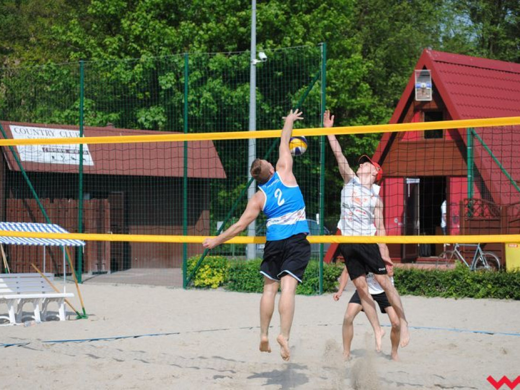 Mistrzowie Powiatu Licealiady w siatkówce plażowej dziewcząt i chłopców wyłonieni