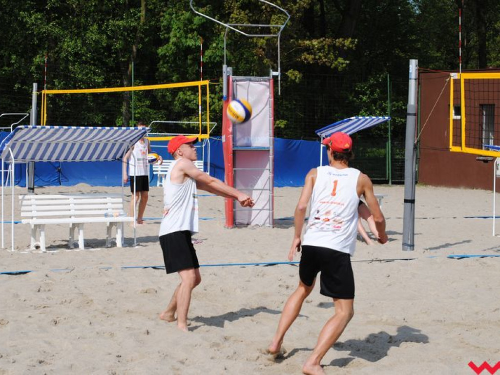 Mistrzowie Powiatu Licealiady w siatkówce plażowej dziewcząt i chłopców wyłonieni