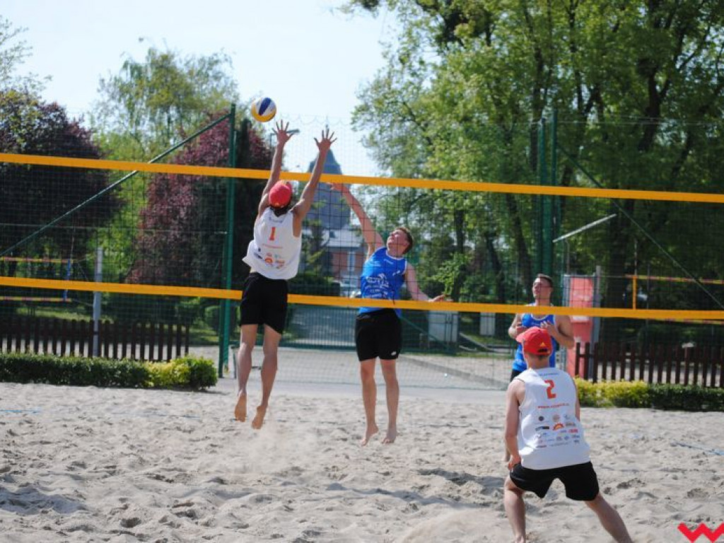 Mistrzowie Powiatu Licealiady w siatkówce plażowej dziewcząt i chłopców wyłonieni