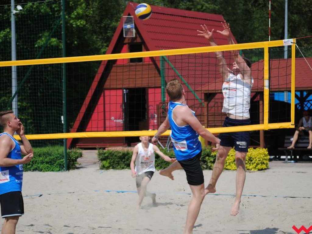 Mistrzowie Powiatu Licealiady w siatkówce plażowej dziewcząt i chłopców wyłonieni