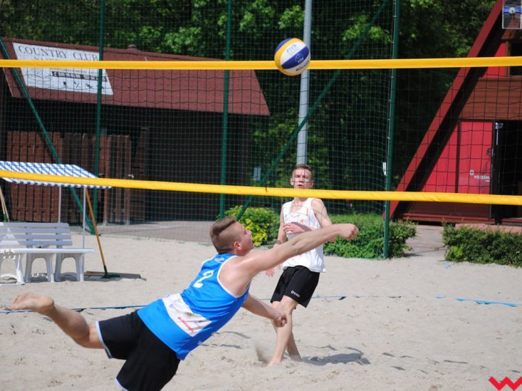 Mistrzowie Powiatu Licealiady w siatkówce plażowej dziewcząt i chłopców wyłonieni