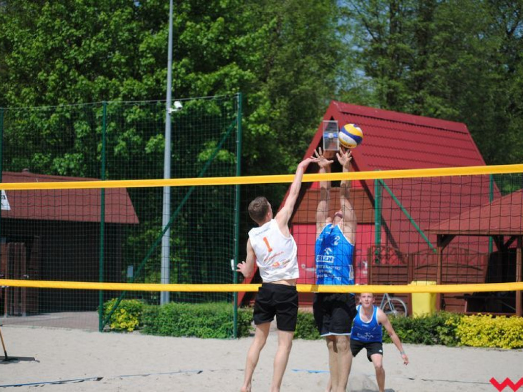 Mistrzowie Powiatu Licealiady w siatkówce plażowej dziewcząt i chłopców wyłonieni