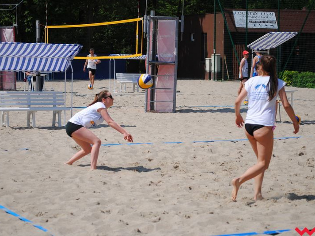 Mistrzowie Powiatu Licealiady w siatkówce plażowej dziewcząt i chłopców wyłonieni