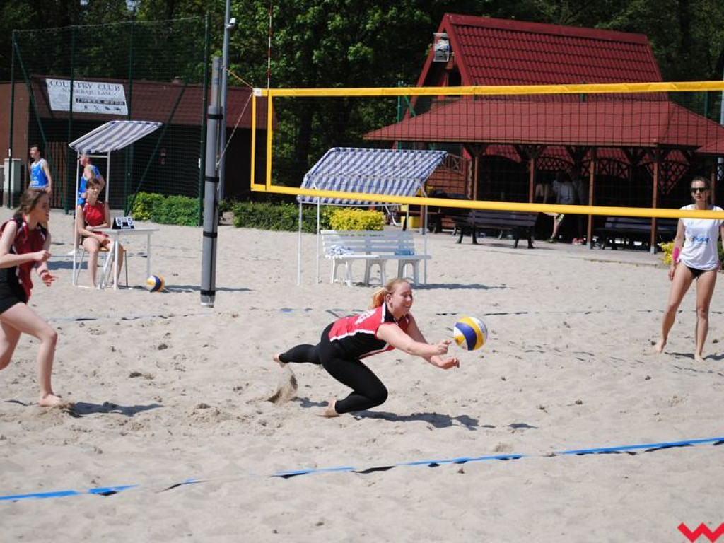 Mistrzowie Powiatu Licealiady w siatkówce plażowej dziewcząt i chłopców wyłonieni