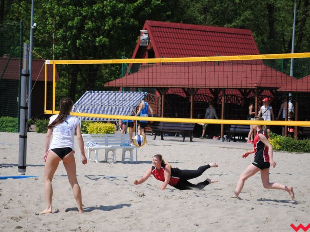 Mistrzowie Powiatu Licealiady w siatkówce plażowej dziewcząt i chłopców wyłonieni
