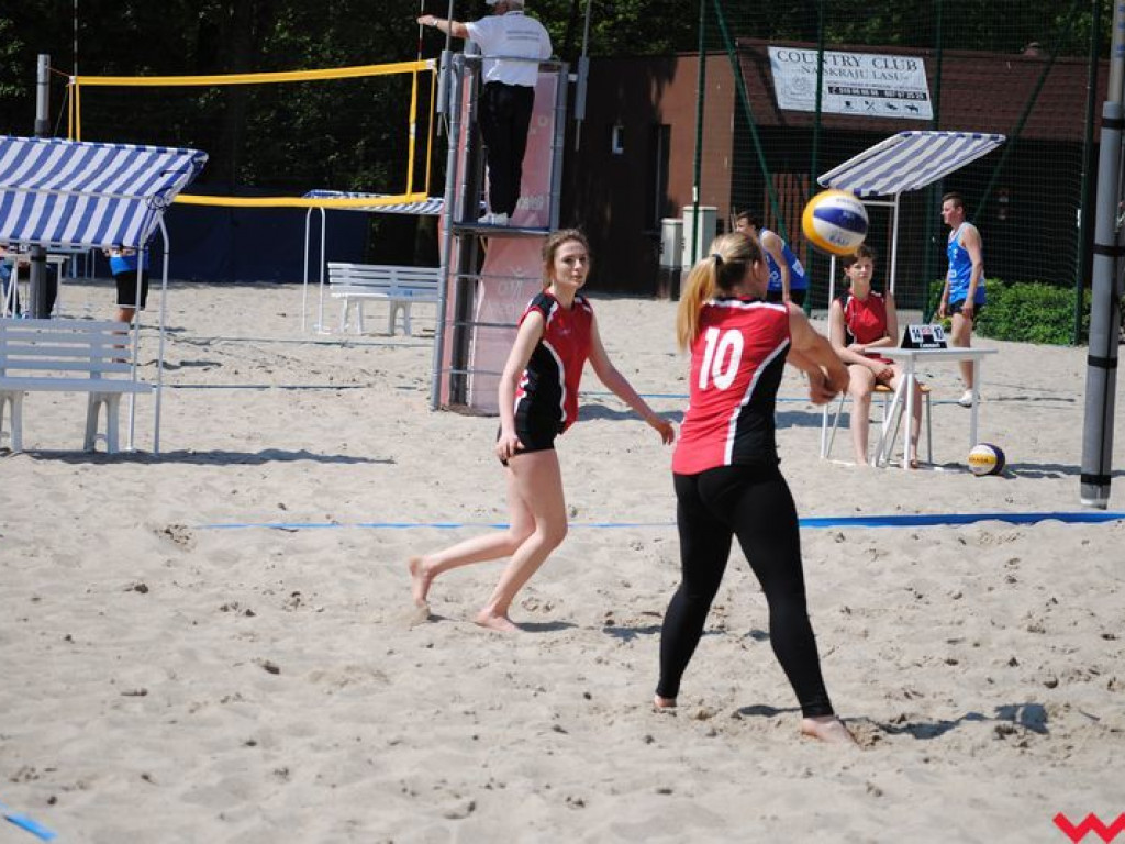 Mistrzowie Powiatu Licealiady w siatkówce plażowej dziewcząt i chłopców wyłonieni