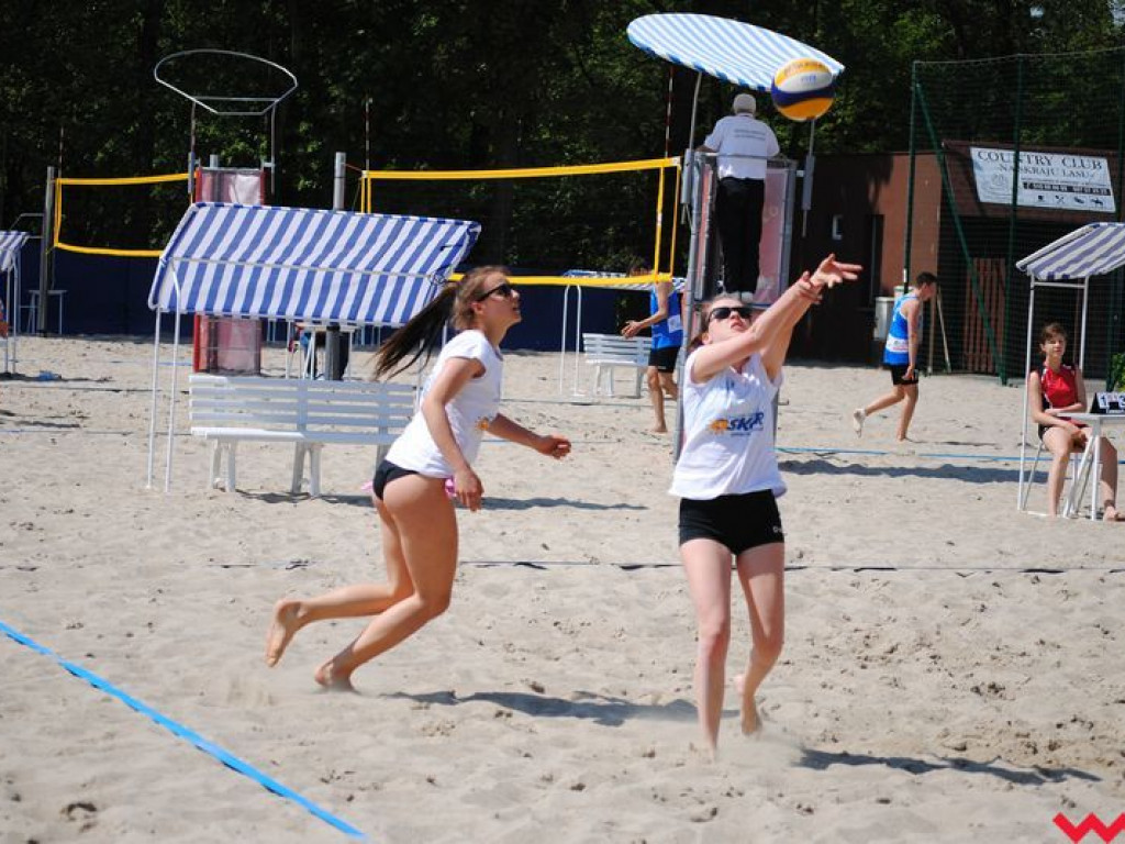 Mistrzowie Powiatu Licealiady w siatkówce plażowej dziewcząt i chłopców wyłonieni
