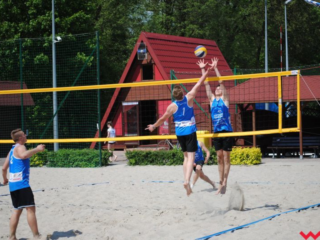 Mistrzowie Powiatu Licealiady w siatkówce plażowej dziewcząt i chłopców wyłonieni
