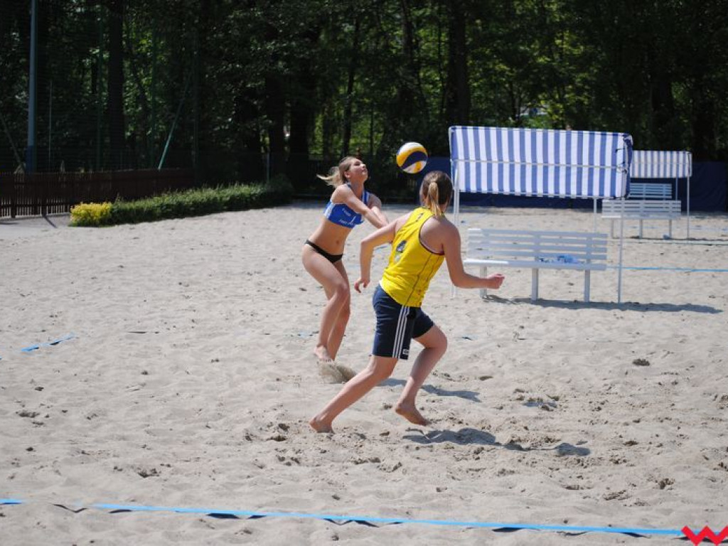 Mistrzowie Powiatu Licealiady w siatkówce plażowej dziewcząt i chłopców wyłonieni