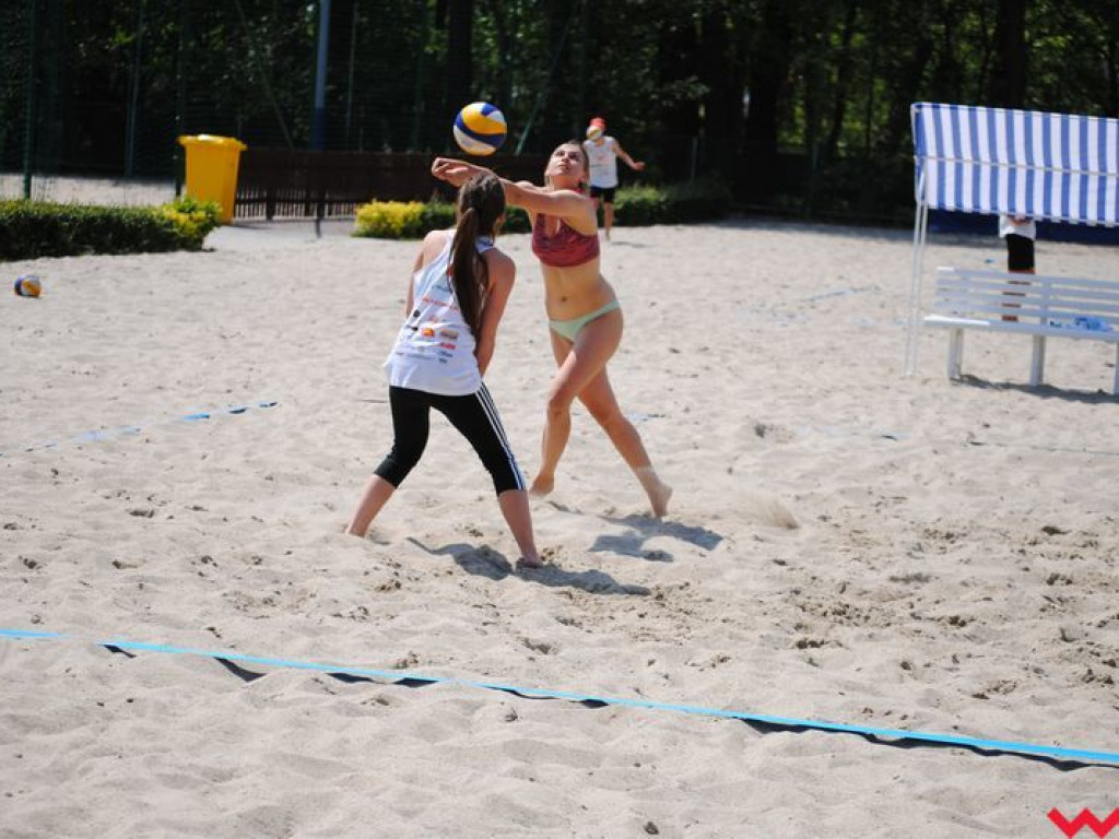 Mistrzowie Powiatu Licealiady w siatkówce plażowej dziewcząt i chłopców wyłonieni