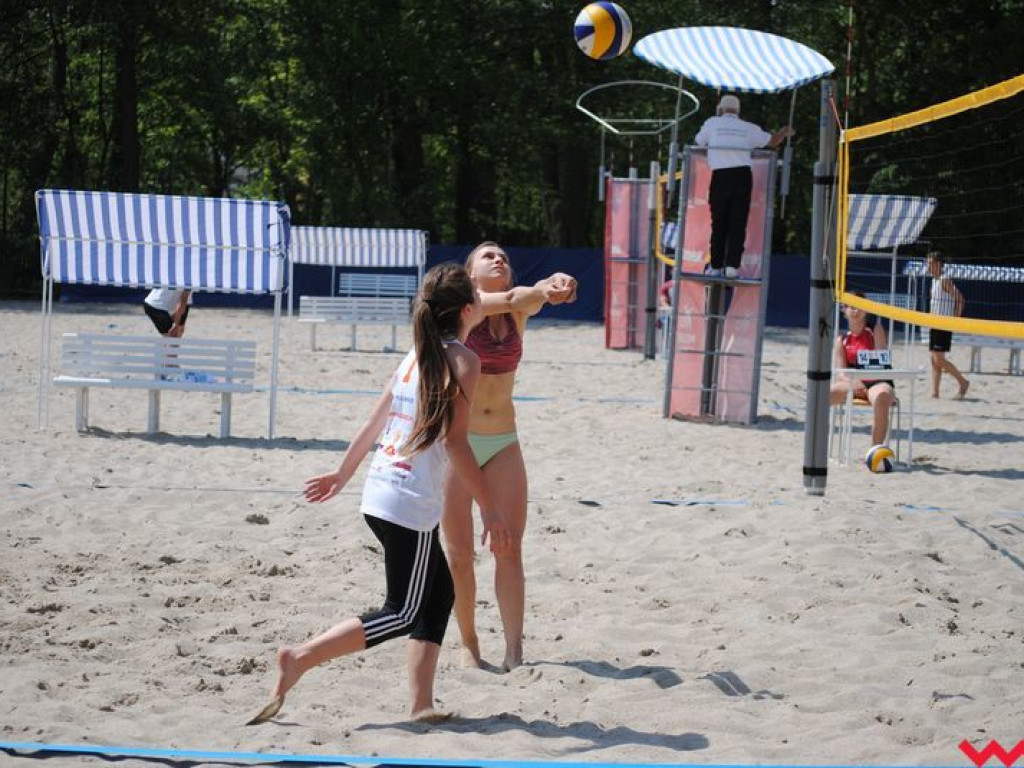 Mistrzowie Powiatu Licealiady w siatkówce plażowej dziewcząt i chłopców wyłonieni