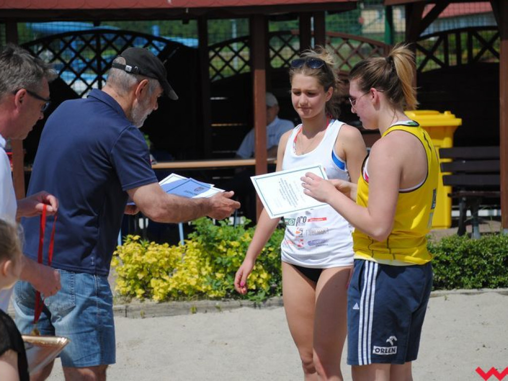 Mistrzowie Powiatu Licealiady w siatkówce plażowej dziewcząt i chłopców wyłonieni