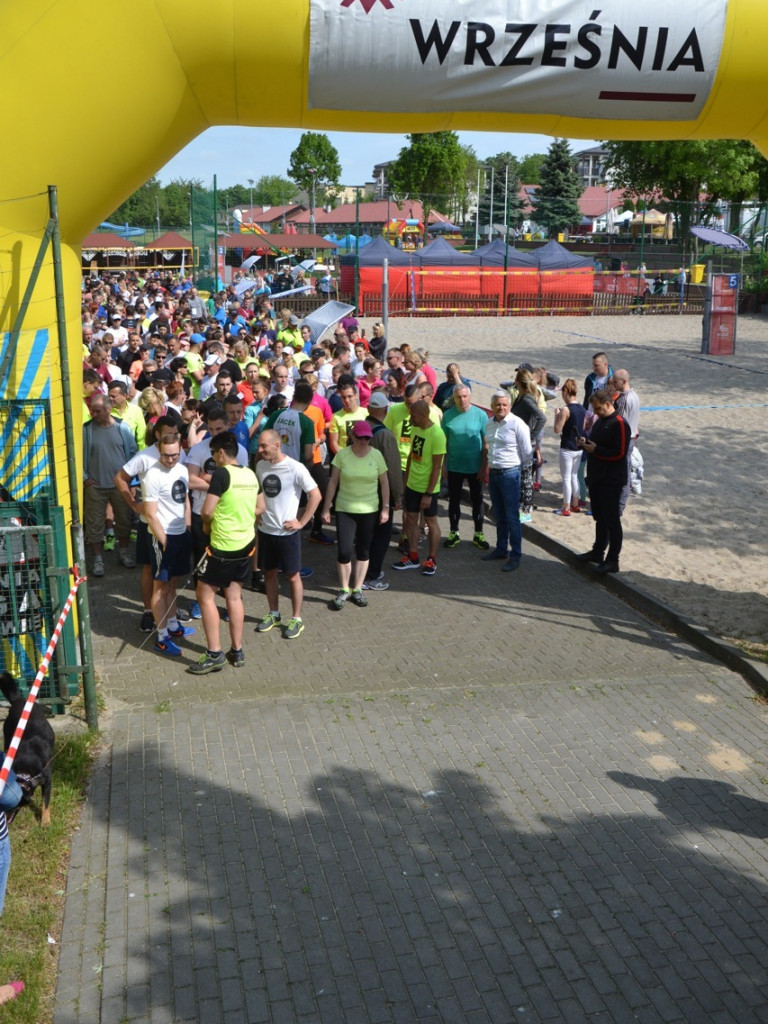 Setki biegaczy na trasie VIII Biegu Rodzinnego