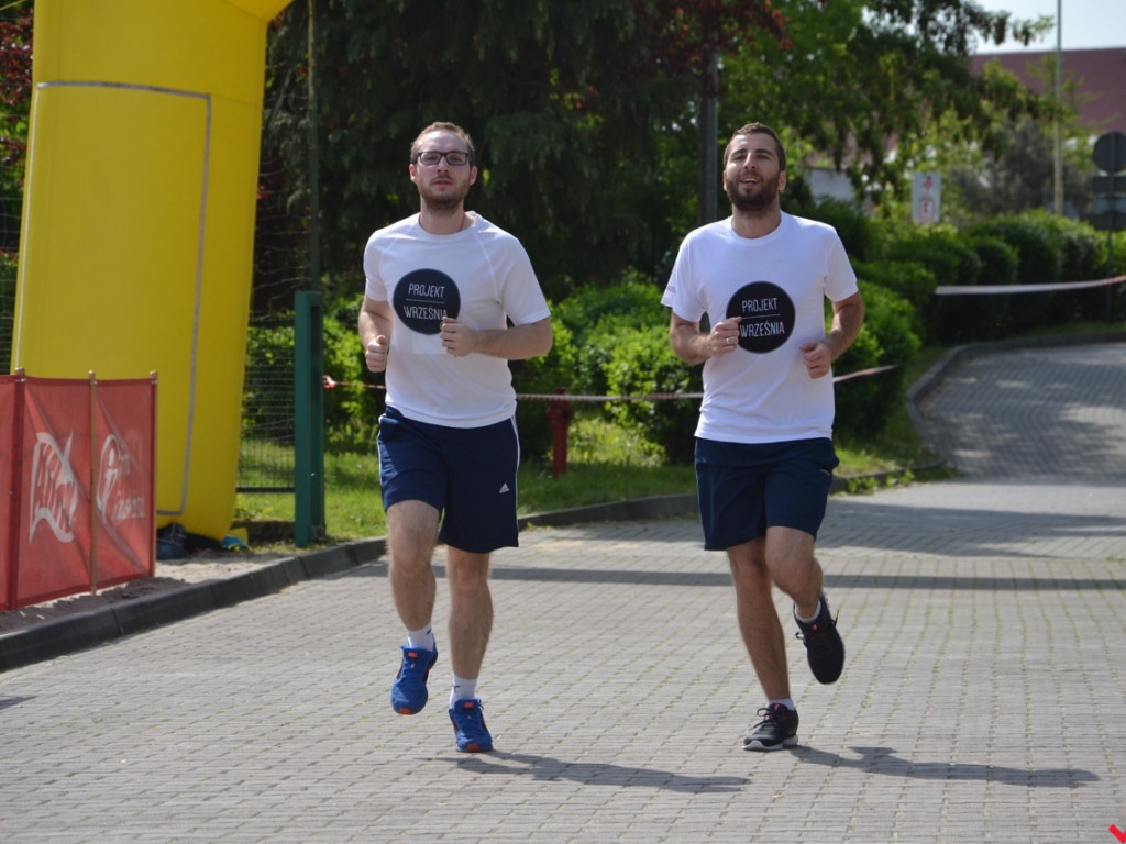Setki biegaczy na trasie VIII Biegu Rodzinnego