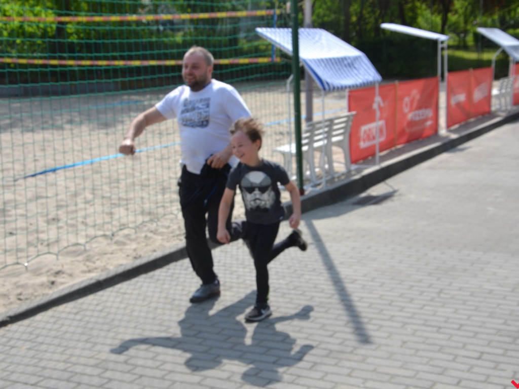 Setki biegaczy na trasie VIII Biegu Rodzinnego