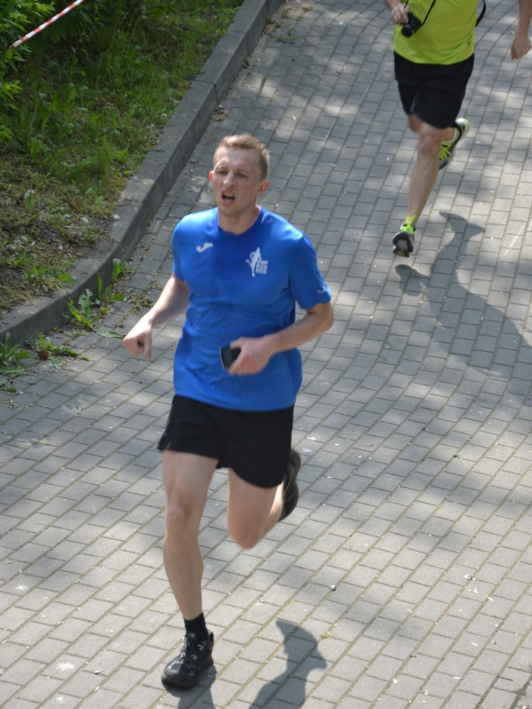 Setki biegaczy na trasie VIII Biegu Rodzinnego