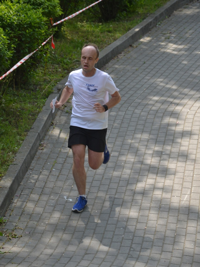 Setki biegaczy na trasie VIII Biegu Rodzinnego
