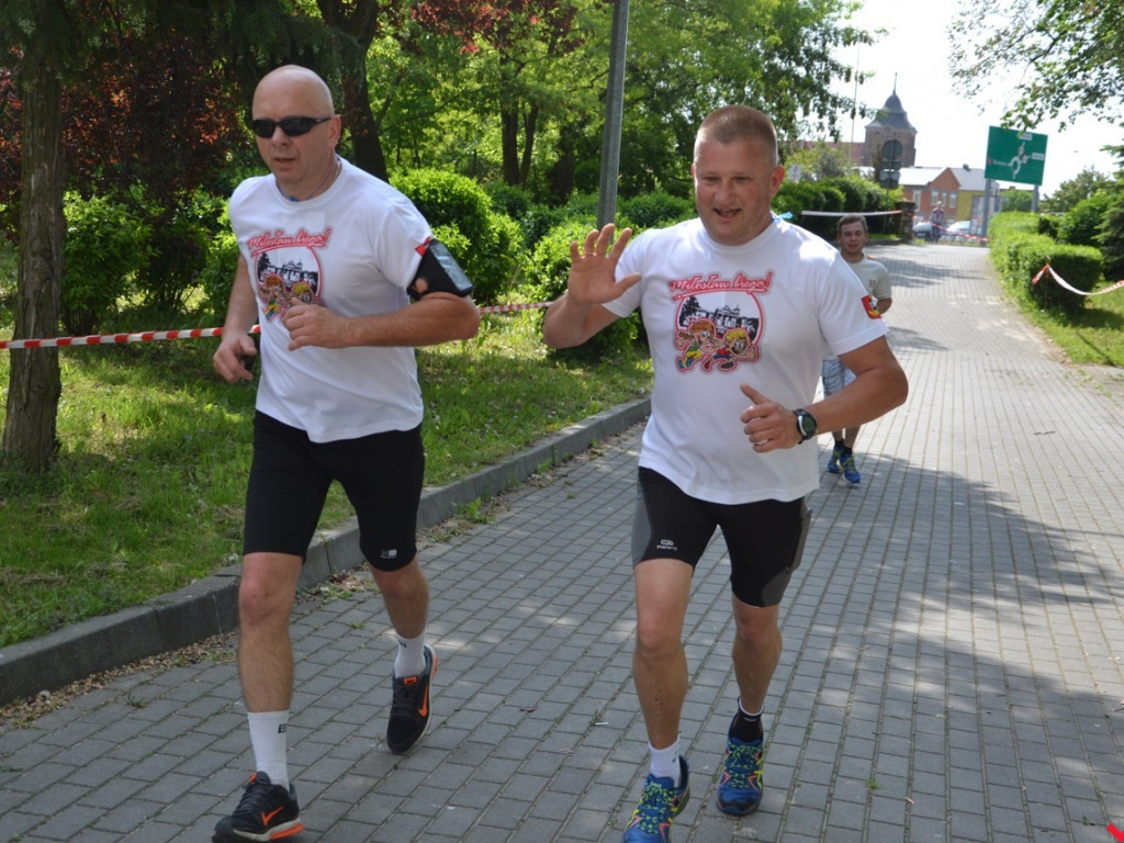 Setki biegaczy na trasie VIII Biegu Rodzinnego
