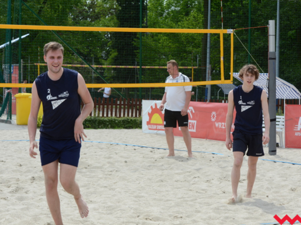 Plażówka wystartowała. Na boiskach przy Gnieźnieńskiej zagrało 25 par
