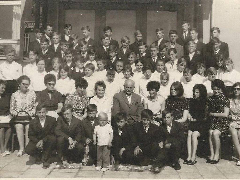 Specjalna, historyczna galeria szkoły w Nekli. Spójrz, może kogoś rozpoznasz