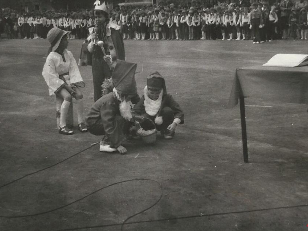 Specjalna, historyczna galeria szkoły w Nekli. Spójrz, może kogoś rozpoznasz