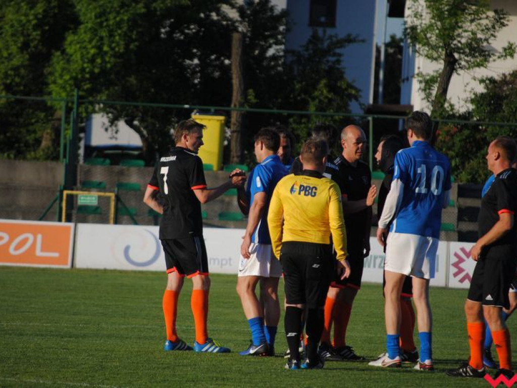 Grad bramek w pojedynku oldbojów, byli piłkarze Lecha Poznań lepsi od graczy Victorii Września