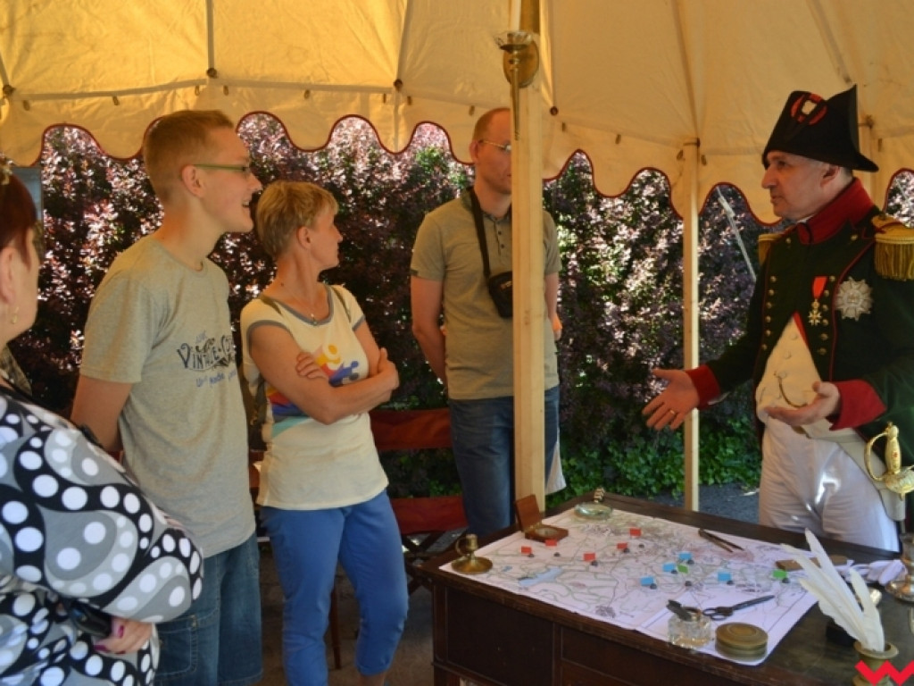 Widowiskowa potyczka wojsk napoleońskich na rynku