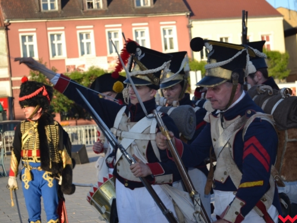 Widowiskowa potyczka wojsk napoleońskich na rynku