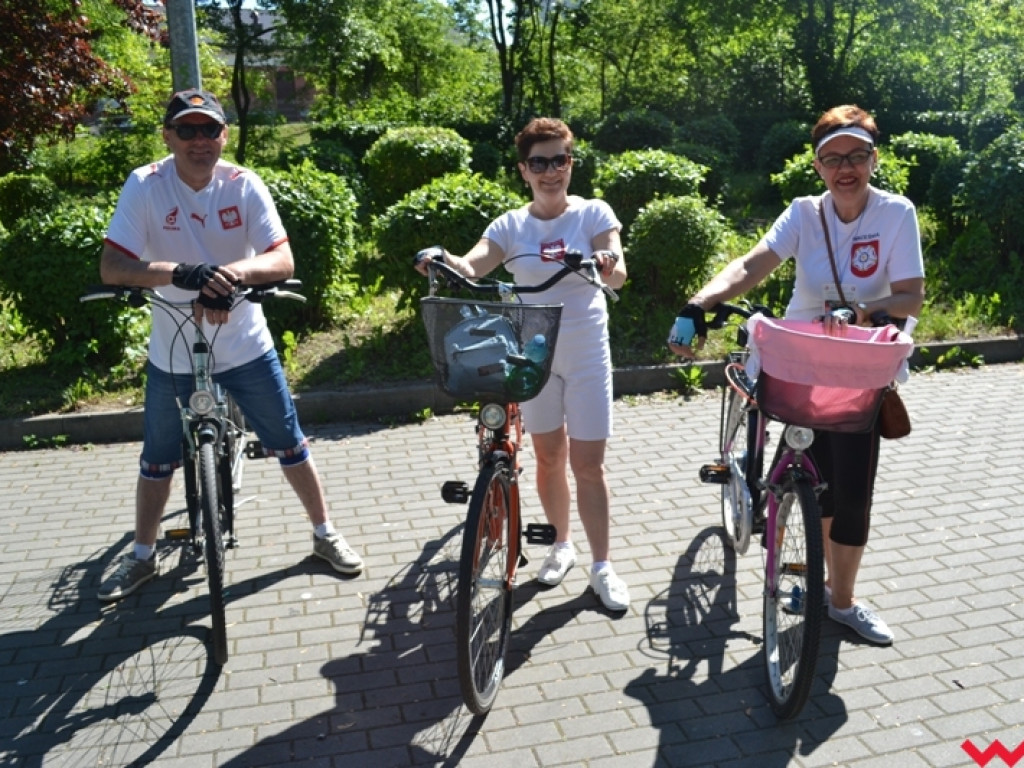 Rowerem i z kijkami - sportowa niedziela seniorów