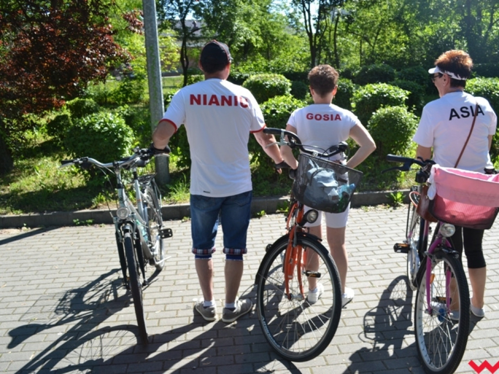 Rowerem i z kijkami - sportowa niedziela seniorów