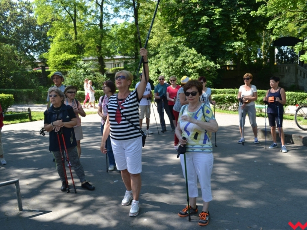 Rowerem i z kijkami - sportowa niedziela seniorów
