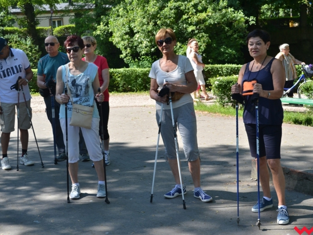 Rowerem i z kijkami - sportowa niedziela seniorów