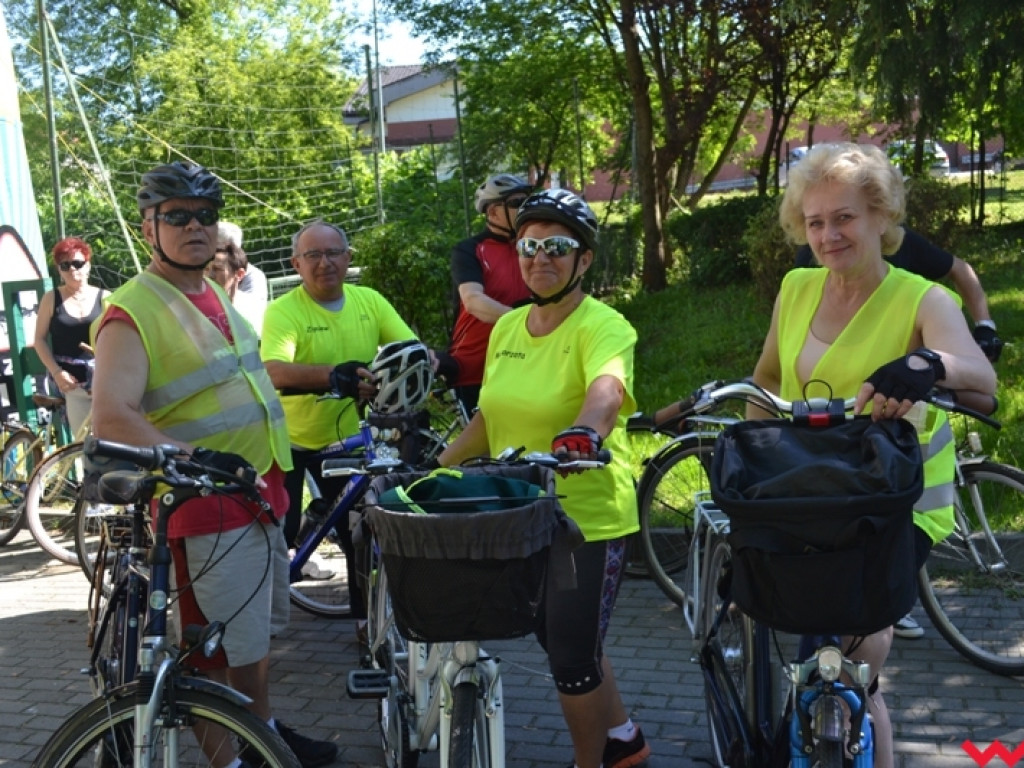 Rowerem i z kijkami - sportowa niedziela seniorów