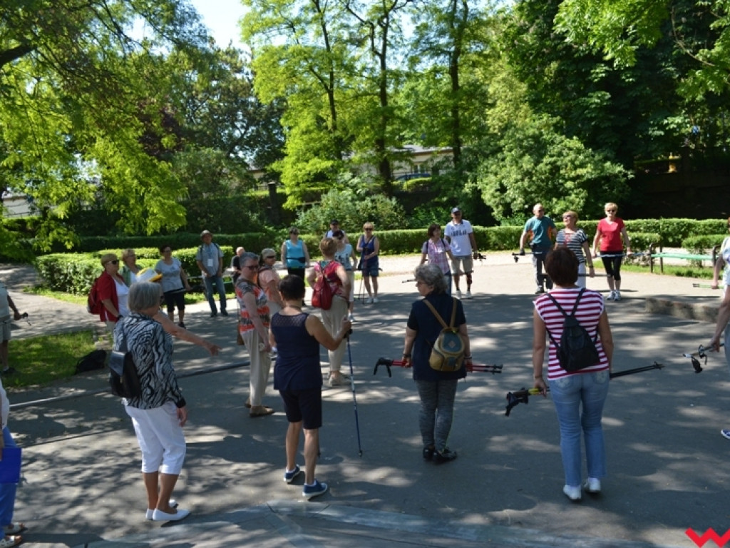 Rowerem i z kijkami - sportowa niedziela seniorów