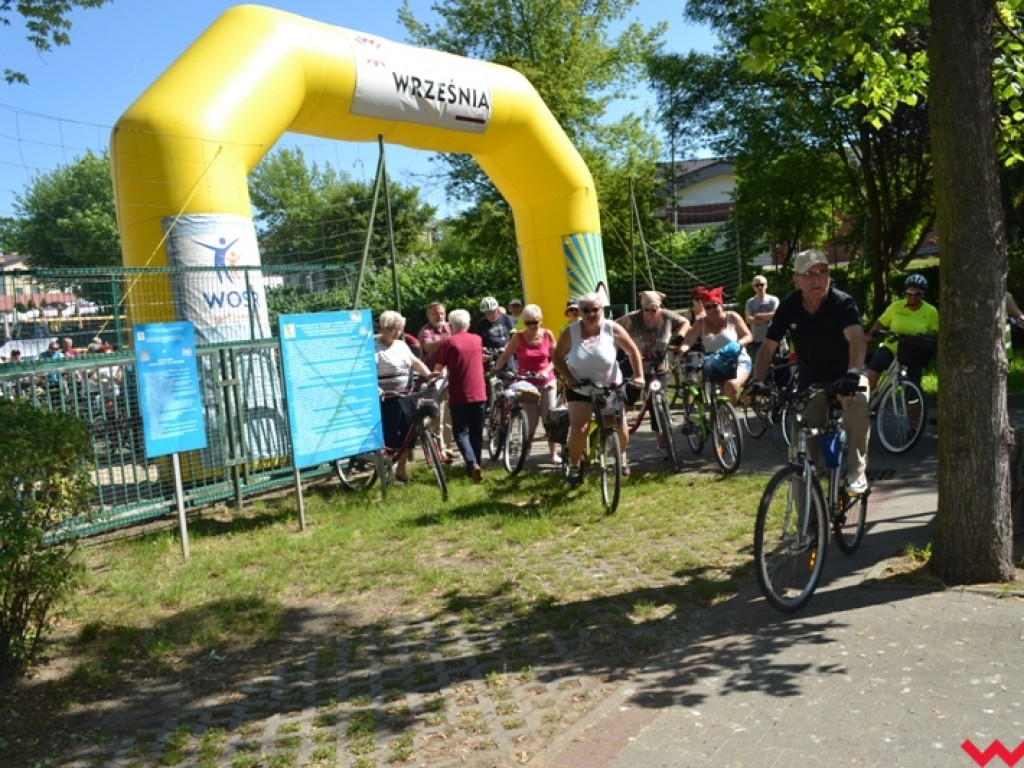 Rowerem i z kijkami - sportowa niedziela seniorów