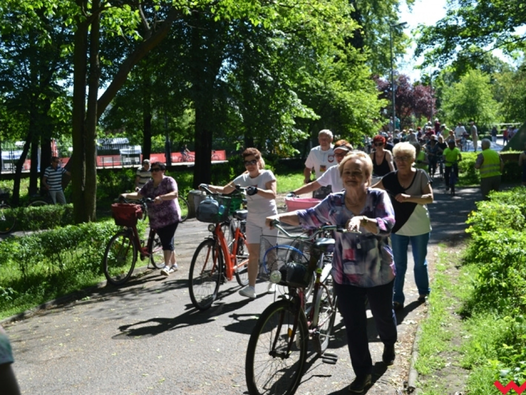 Rowerem i z kijkami - sportowa niedziela seniorów