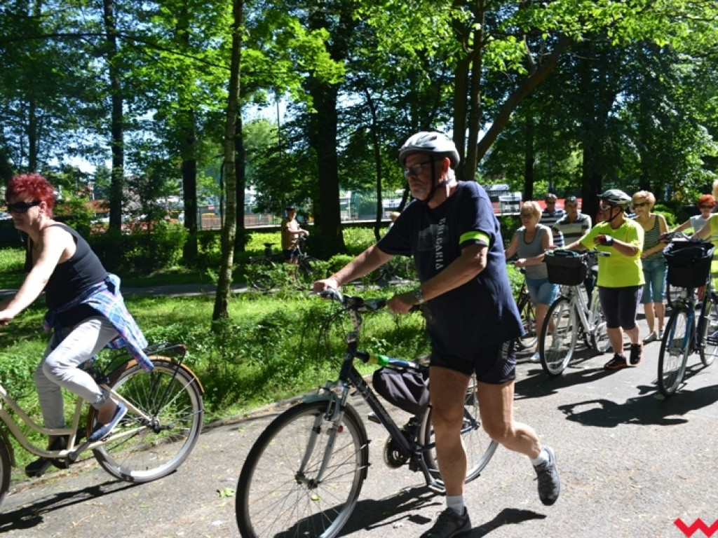 Rowerem i z kijkami - sportowa niedziela seniorów