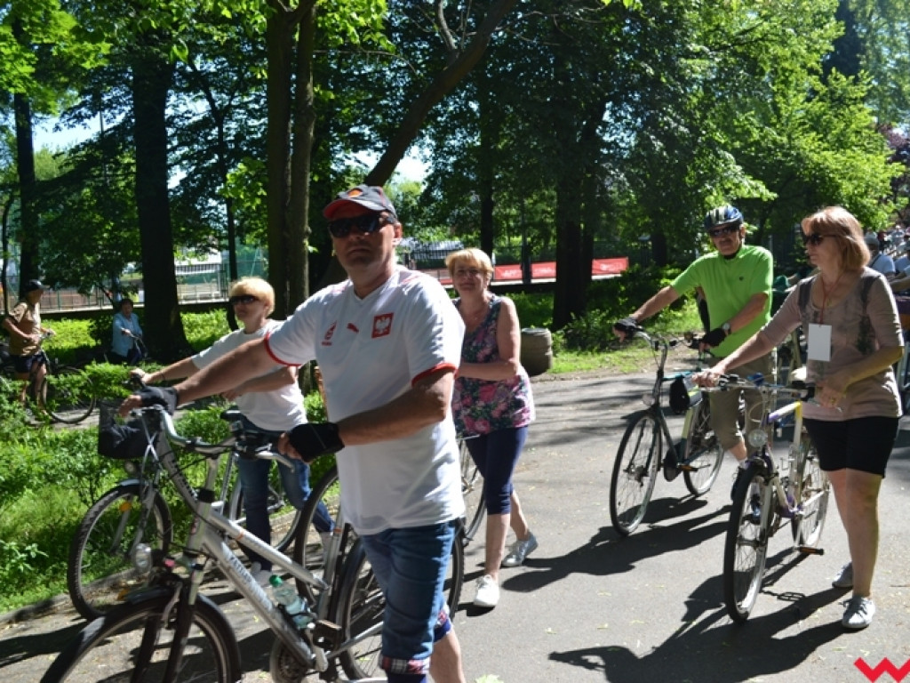Rowerem i z kijkami - sportowa niedziela seniorów