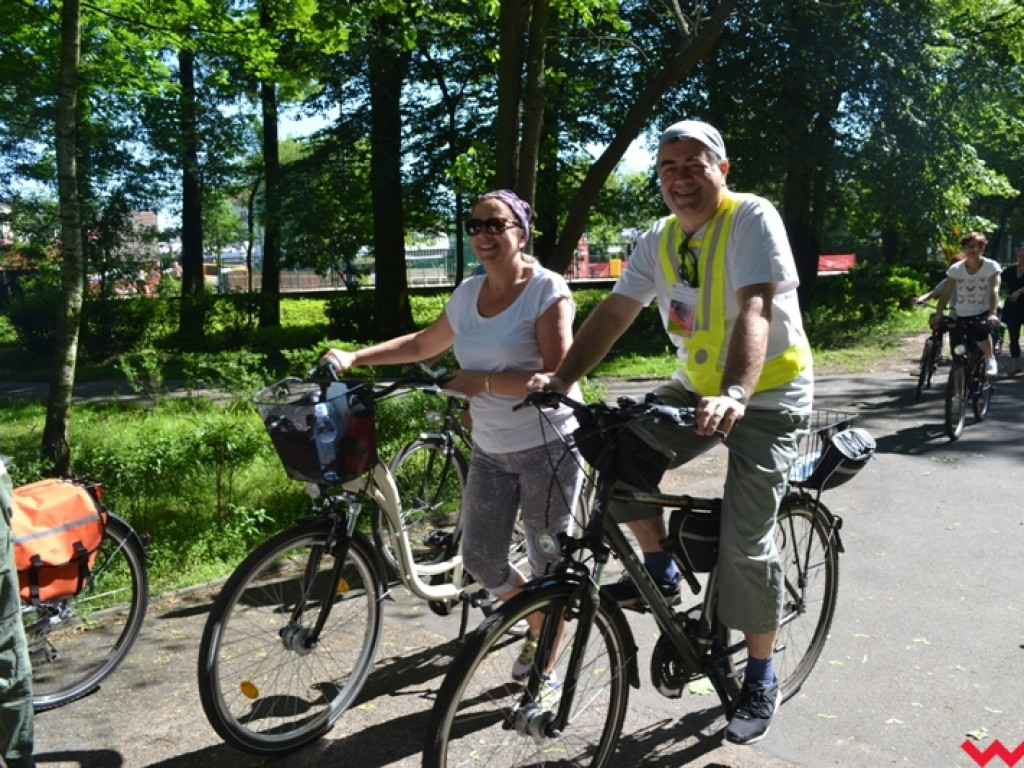 Rowerem i z kijkami - sportowa niedziela seniorów