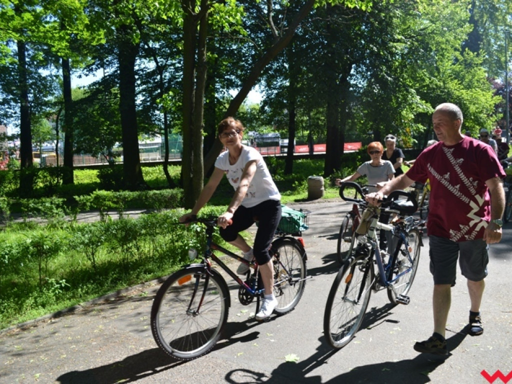 Rowerem i z kijkami - sportowa niedziela seniorów