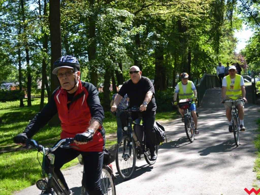 Rowerem i z kijkami - sportowa niedziela seniorów