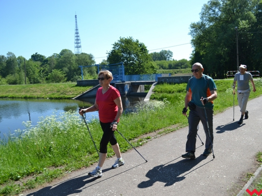 Rowerem i z kijkami - sportowa niedziela seniorów