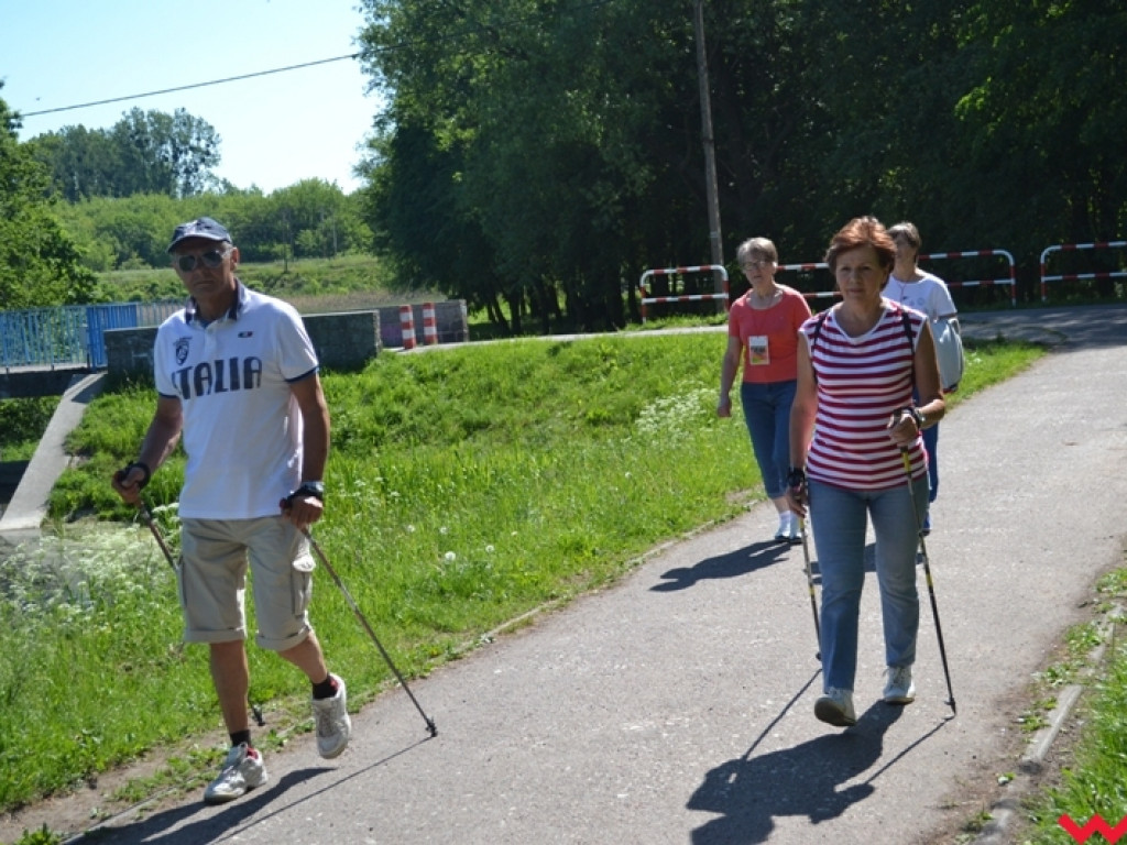 Rowerem i z kijkami - sportowa niedziela seniorów